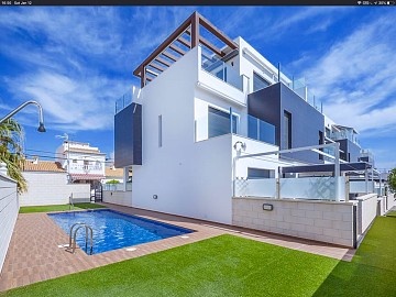 Top floor apartment in Lomas de Campoamor, Orihuela Costa in Ole International
