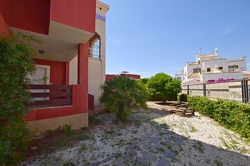 Apartamento de 2 dormitorios en planta baja con gran jardín en Los Altos * in Ole International