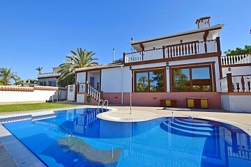 Chalet de lujo frente al mar en Orihuela Costa  in Ole International