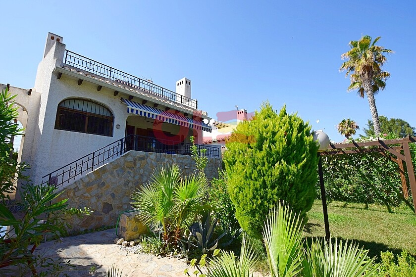 Spaziosa villa indipendente vicino al mare a Orihuela Costa in Ole International