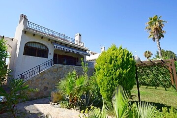 Romslig uavhengig villa nær sjøen i Orihuela Costa in Ole International