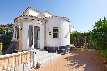 Vila cu 2 dormitoare cu un teren mare in Playa Flamenca in Ole International