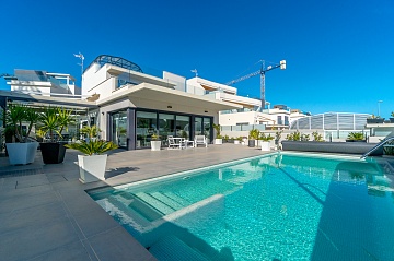 Luxe villa met zwembad en uitzicht op zee in Dehesa de Campoamor in Ole International