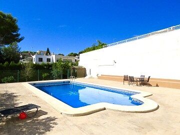 Chalet de 3 dormitorios con y piscina en Los Balcones  in Ole International