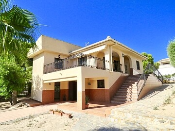 Detached villa with 3 bedrooms, private pool and garden in Los Balcones (Torrevieja) in Ole International