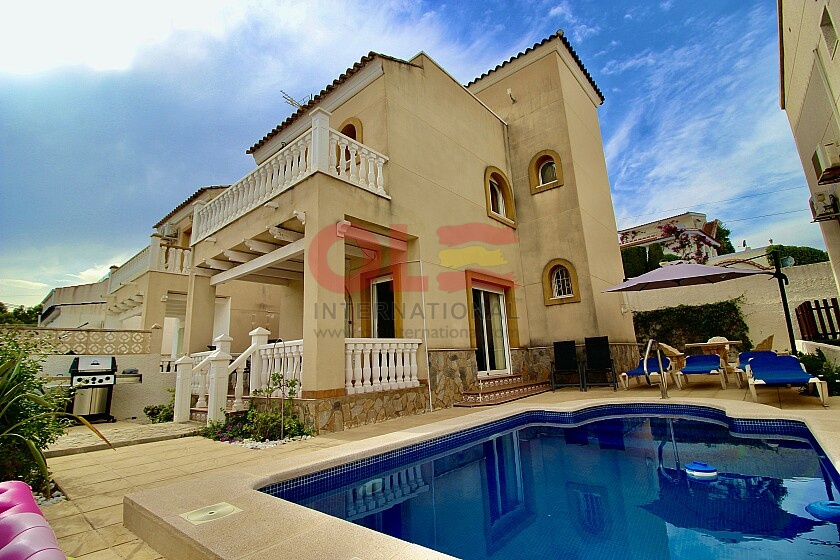 Detached Villa with private pool in Blue Lagoon in Ole International