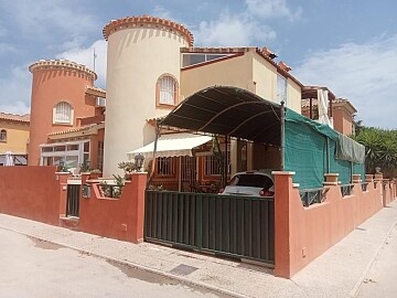 Vila decomandata cu 3 dormitoare in Playa Flamenca in Ole International