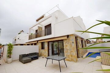 Casă semi-decomandată de lux cu 3 dormitoare lângă Cabo Roig in Ole International