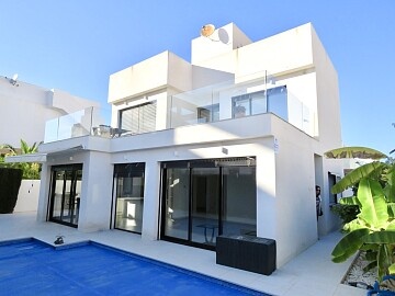 4 beds detached villa with a private pool in Mil Palmeras in Ole International