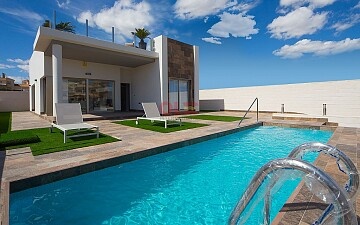 Ville su un piano con 3 camere da letto, piscina e seminterrato vicino a Playa Flamenca e Villamartín in Ole International