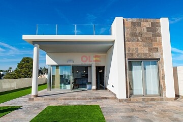 Villaer i én etasje med 3 soverom, basseng og kjeller nær Playa Flamenca og Villamartín in Ole International