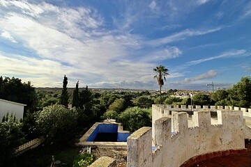 Terreno di 2000 m2 con villa da riformare a Orihuela Costa in Ole International