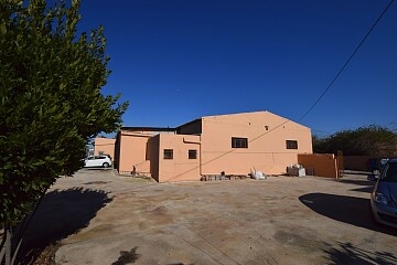 Landhaus und Werkstatt in Los Montesinos in Ole International