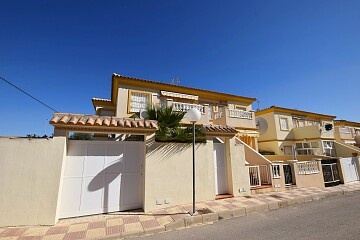 Apartamento en planta alta con 2 dormitorios en Playa Flamenca in Ole International