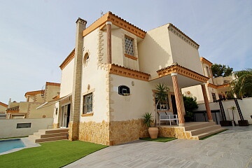 Villa with 3 bedrooms and pool in Villamartin in Ole International