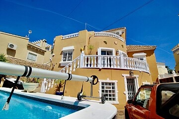 Vrijstaande villa met 4 slaapkamers en privé zwembad nabij Villamartín in Ole International
