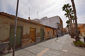 Hus med trädgård i centrala Torrevieja in Ole International