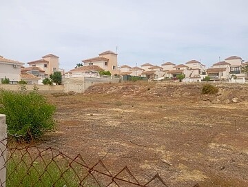 Rakennustontti 582 m2 La Marinassa in Ole International