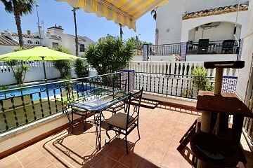 Chalet de 4 dormitorios con piscina privada en Villamartín in Ole International