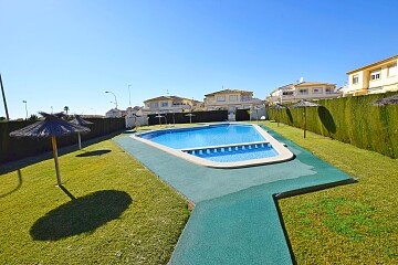 Apartamento en planta alta con 2 dormitorios en Playa Flamenca in Ole International