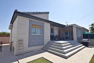 Romslig renovert 3-roms villa i Los Balcones in Ole International