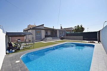 Spacious 3 bed renovated detached villa in Los Balcones  in Ole International