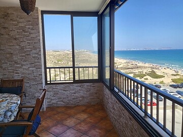 Apartamento de 3 dormitorios frente a la playa en Arenales del Sol in Ole International