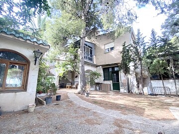 4 bedroom country house in Crevillente with 7.000 sq.m. plot in Ole International