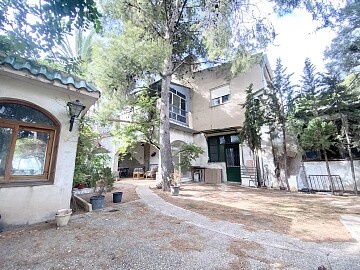 Casa di campagna con 4 camere da letto a Crevillente con terreno di 7.000 m2 in Ole International