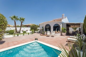 Remontoitu 3 makuuhuoneen huvila lähellä Torreviejaa in Ole International