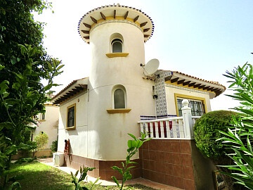 Detached villa with 3 bedrooms and private garden near Villamartin in Ole International