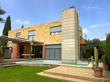 Villa indipendente con 4 camere da letto a Campoamor in Ole International