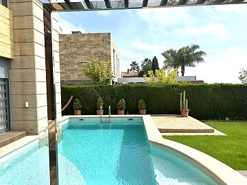 Villa indipendente con 4 camere da letto a Campoamor in Ole International