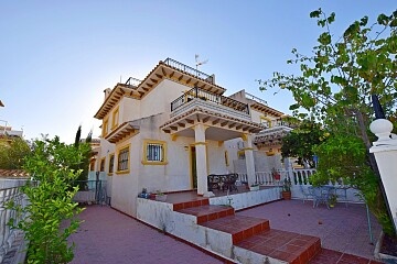 Casă semi-decomandată cu 2 dormitoare și grădină privată în Playa Flamenca in Ole International