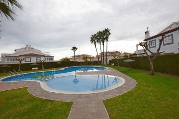 Doppelhaushälfte mit 4 Schlafzimmern in Playa Flamenca in Ole International