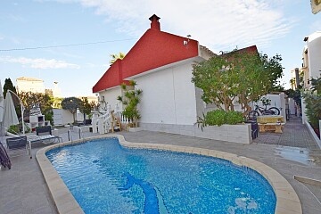 Ruime villa en gastenverblijf met 3 slaapkamers vlakbij de zee in Torrevieja in Ole International