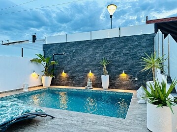 Casa pareada de 3 dormitorios con piscina privada en San Miguel de Salinas in Ole International