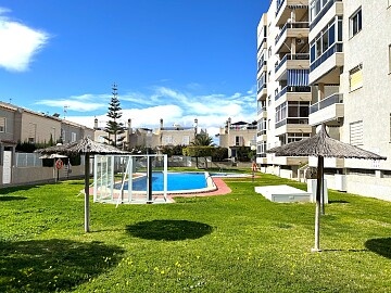 Apartamento en planta baja de 3 dormitorios con jardín y aparcamiento privado en Torrelamata * in Ole International