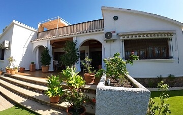 Individuelle Villa mit 5 Schlafzimmern in Campoamor in Ole International