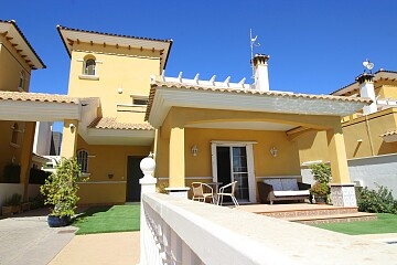 Frittliggende 4-roms villa i La Zenia in Ole International