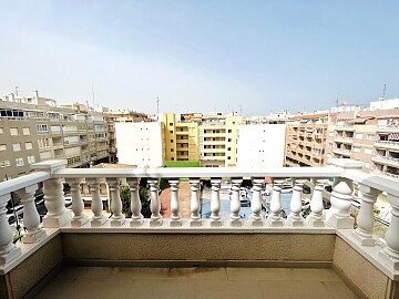 Penthouse with 3 bedrooms and roof terrace in Torrevieja near Los Locos beach in Ole International