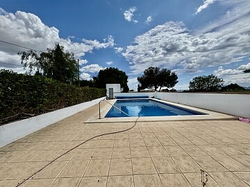 4 bedroom country house with private pool in Crevillente in Ole International