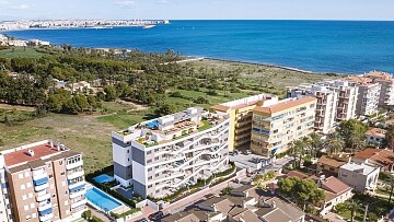 Apartamentos de 2 y 3 dormitorios junto al mar en Punta Prima  in Ole International