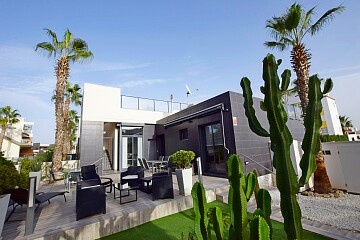 Maison jumelée moderne et spacieuse avec grand jardin à côté de la piscine à Villamartín in Ole International