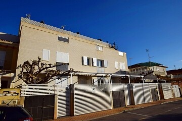 Tilava 5 makuuhuoneen duplex rannan vieressä El Mojónissa in Ole International