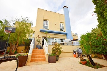 Duplex spațios pe colț pe malul mării în Aguamarina in Ole International