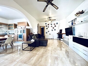 Chalet adosado de 2 dormitorios con jardín y piscina privada en Los Balcones in Ole International