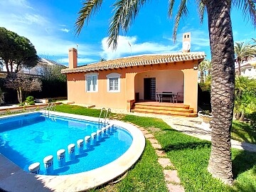 SHORT TERM RENTAL 4 bedroom detached villa in Cabo Roig in Ole International