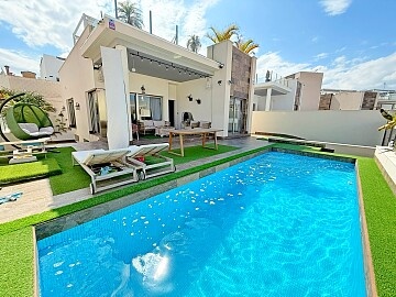 Vilă de lux cu 5 dormitoare, piscină și terasă însorită în Villamartín  in Ole International