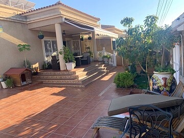 Rymlig villa med 5 sovrum i El Chaparral  in Ole International